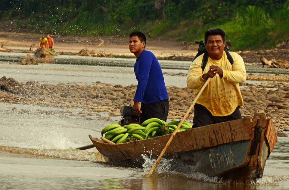 Demetrio Arce transportando sus plátanos.